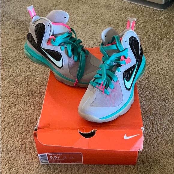 Lebron south beaches 9 GRADE SCHOOL 5.5 - Picture 2 of 4